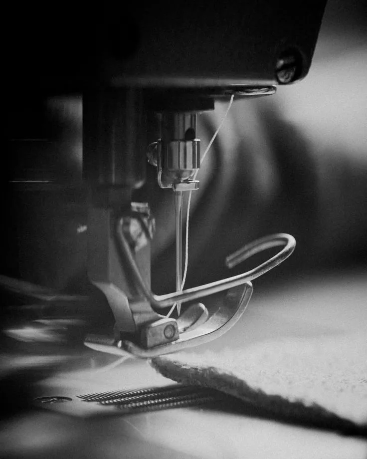 Máquina de coser cosiendo una prenda